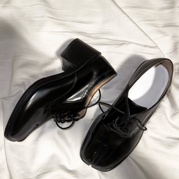 MAISON MARGIELA
Black Tabi Lace-Up Oxfords - Picture 5 of 13